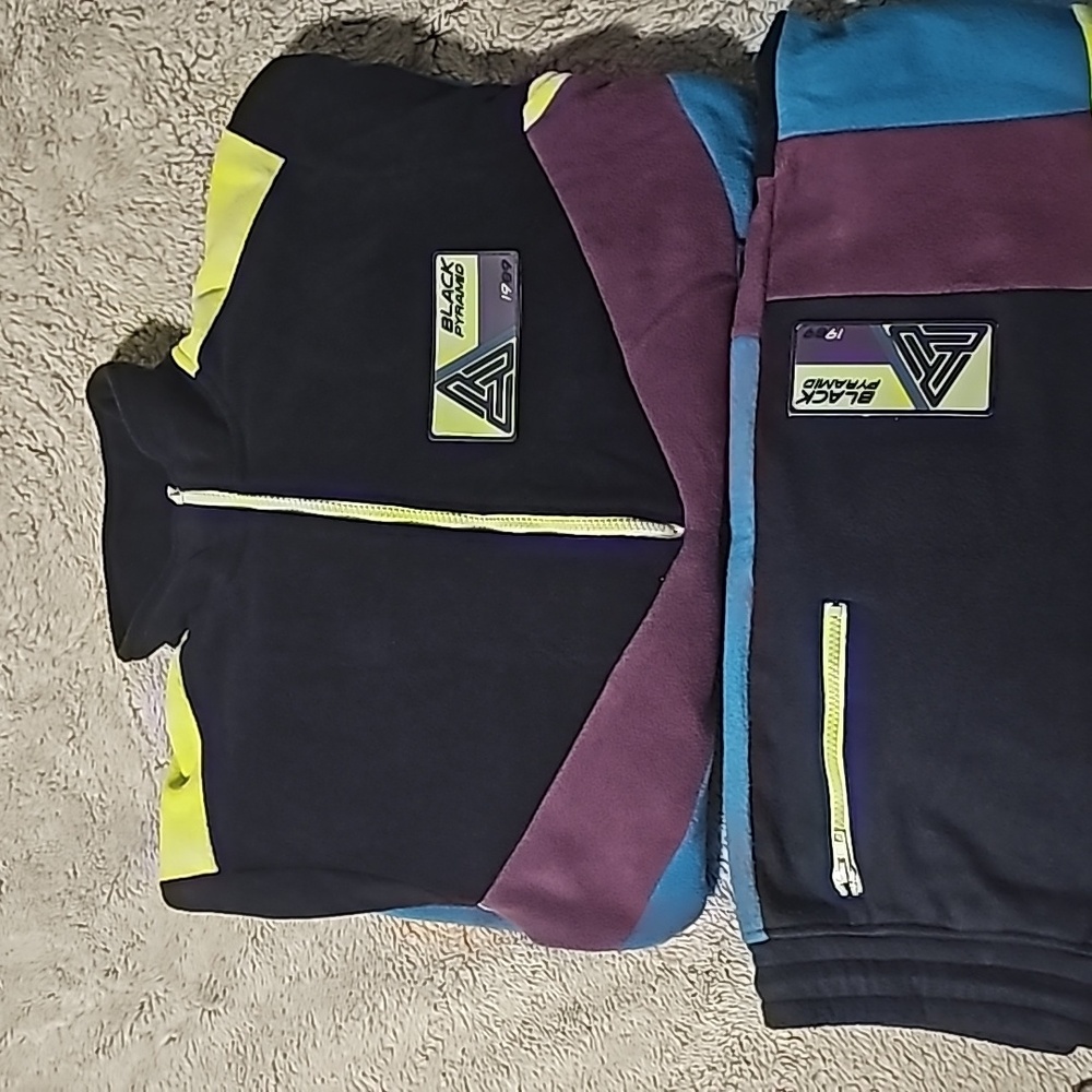 Black pyramid Mens sweat shirt and matching sweatpants, size s  top, m pants
